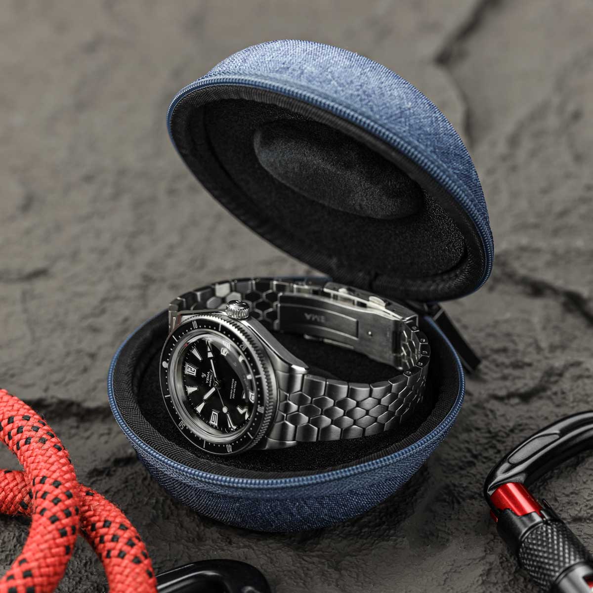 OCTOPOD Zip Up Doughnut Watch Case - Carbon Slate