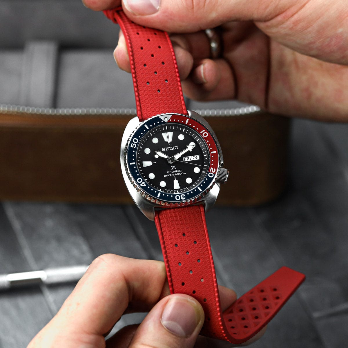WatchGecko Vintage Tropical Style FKM Rubber Watch Strap - Red