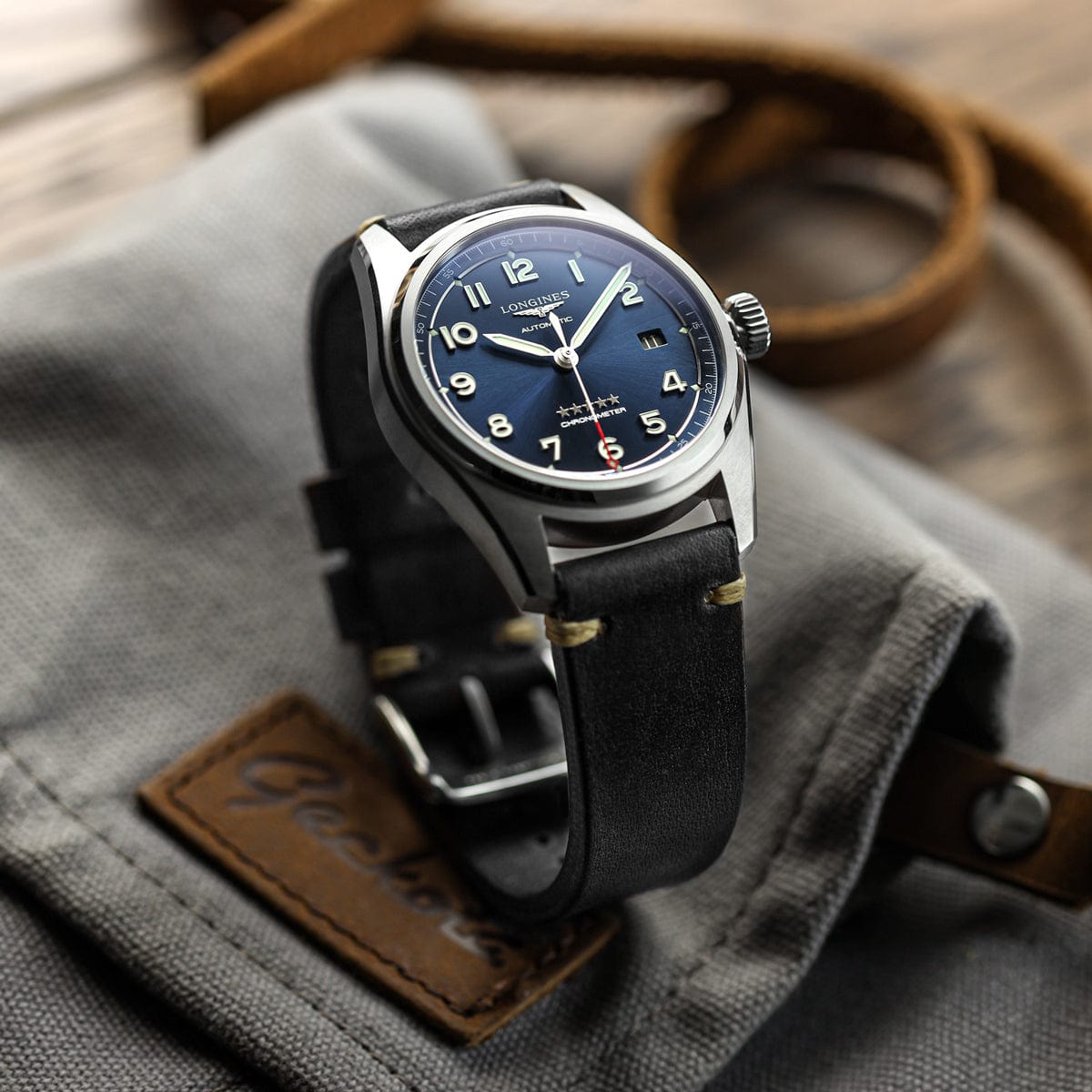 Simple leather band shop watch