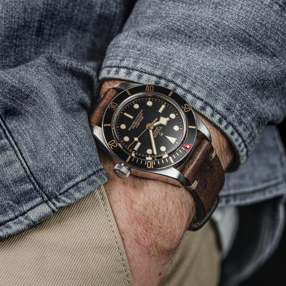 Black watch store brown strap