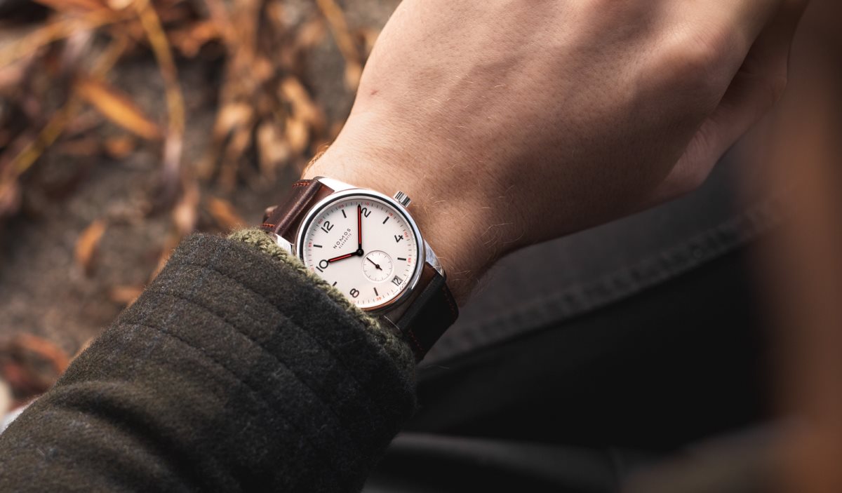 The Nomos Club Date 731 Review Watchgecko The Nomos Club Date 731 Review Watchgecko