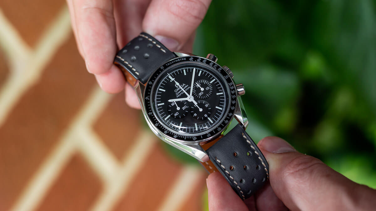 broşür yar bildirim  The Best Straps For Black Dial Watches | WatchGecko